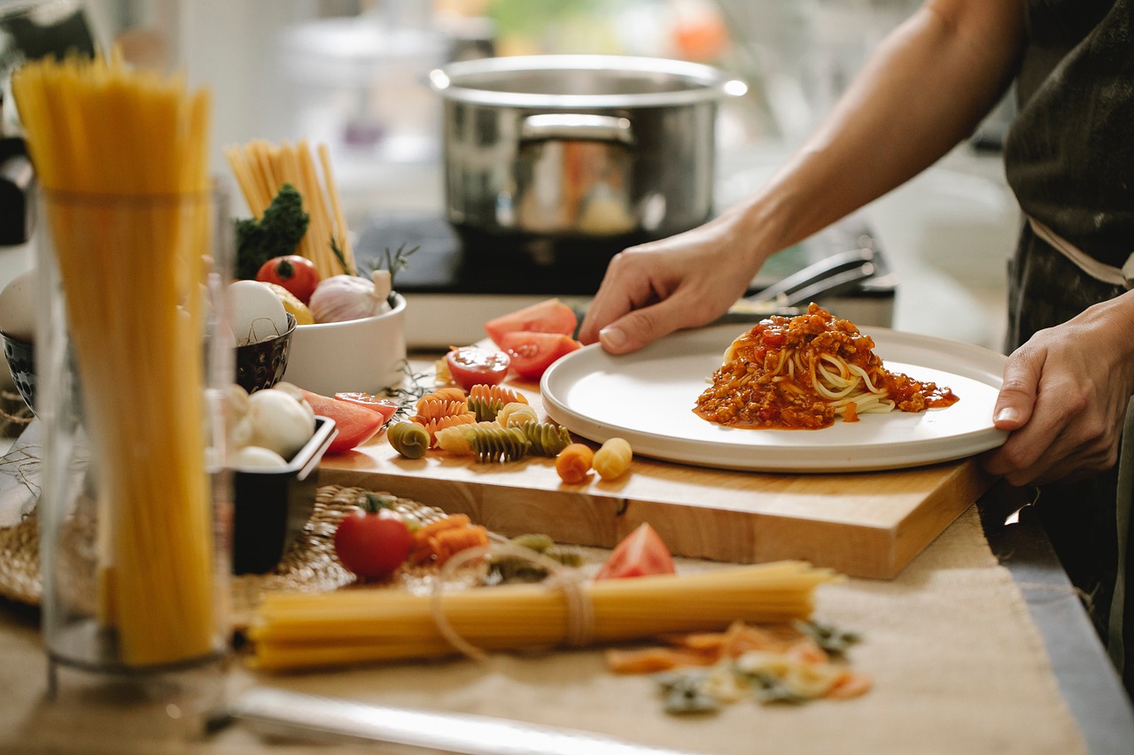 Spaghetti, pasta, cooking — Culinary Team Building in Milan Strengthens Global Business Culture