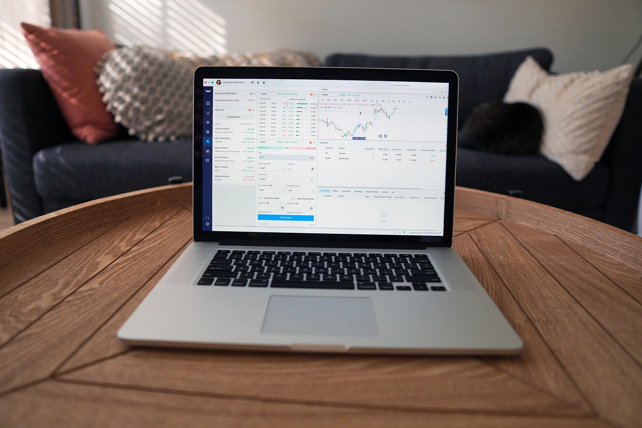 Computer, stock trading, finance — Navigating Digital Asset Markets: Why Is Choosing a Trusted Broker Important?