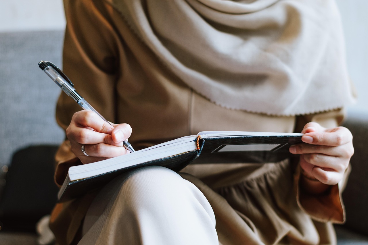 Muslim, woman, writing — Paradigm For The Corporate Training: LMS Is The Best Platform