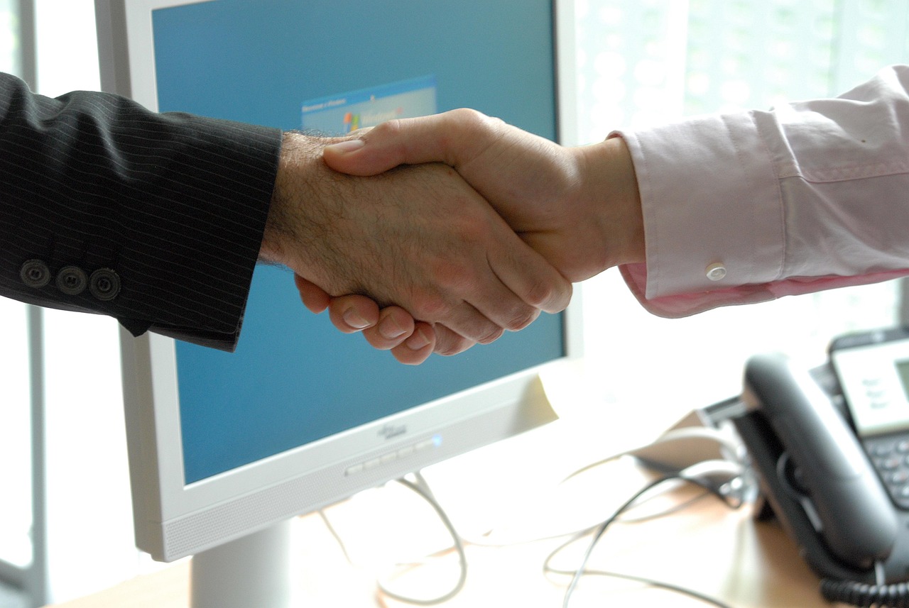 Hand shake, business, professional — Reasons Why You Should Into Getting A Home Multi-Gym
