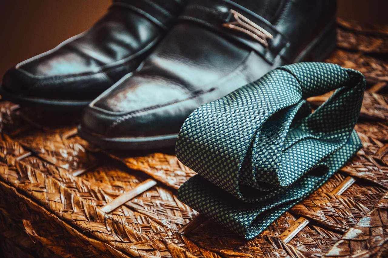 Necktie, leather shoes, fashion — Using Cold Chain Packaging