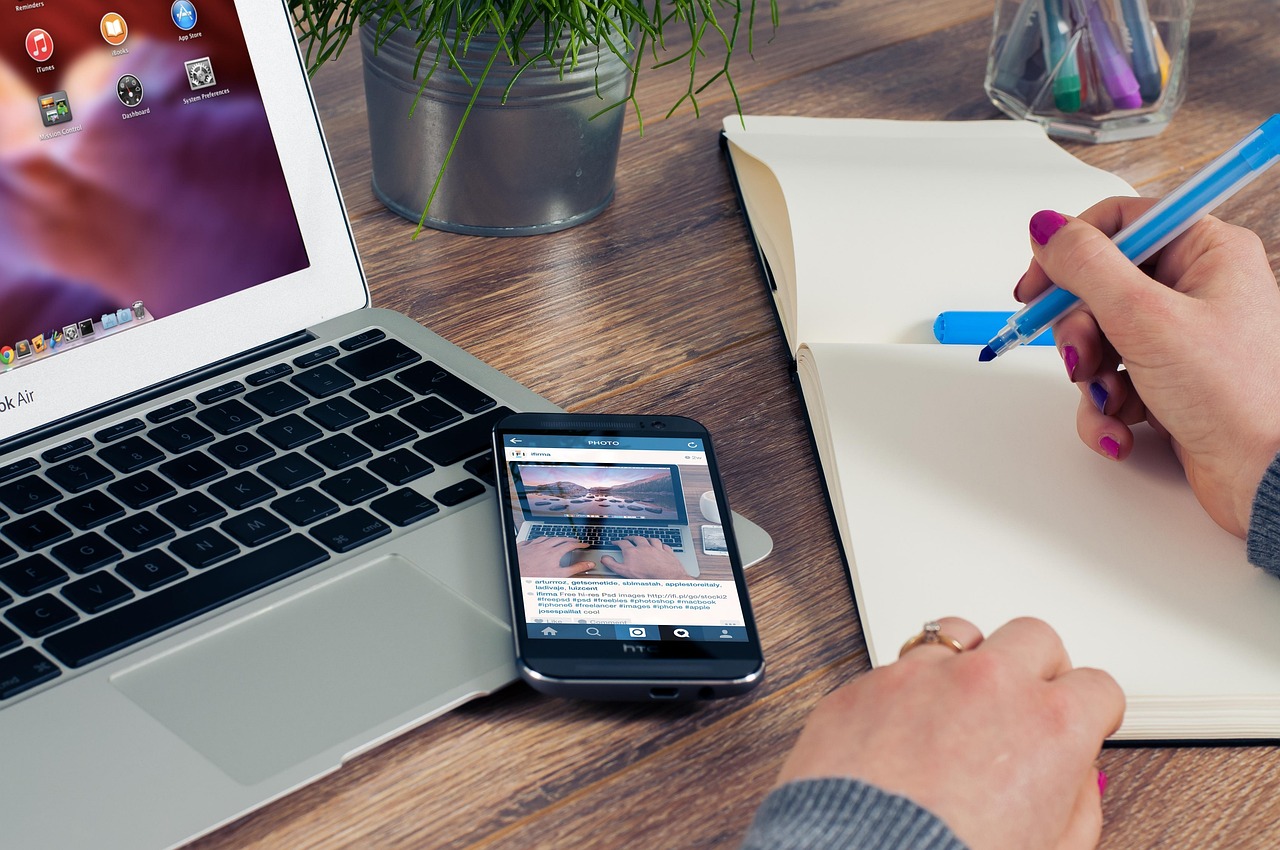 Office, notes, notepad — What are the Qualities of a Third Party Logistics Company?