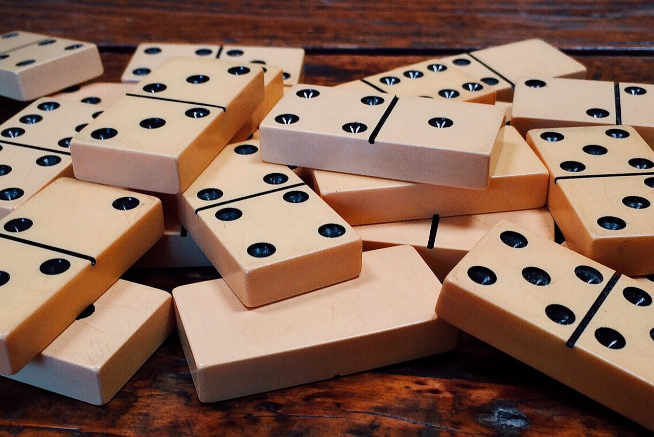 Dominoes, game, domino — Why do columns and dozens organize Bitcoin roulette gambling bets?