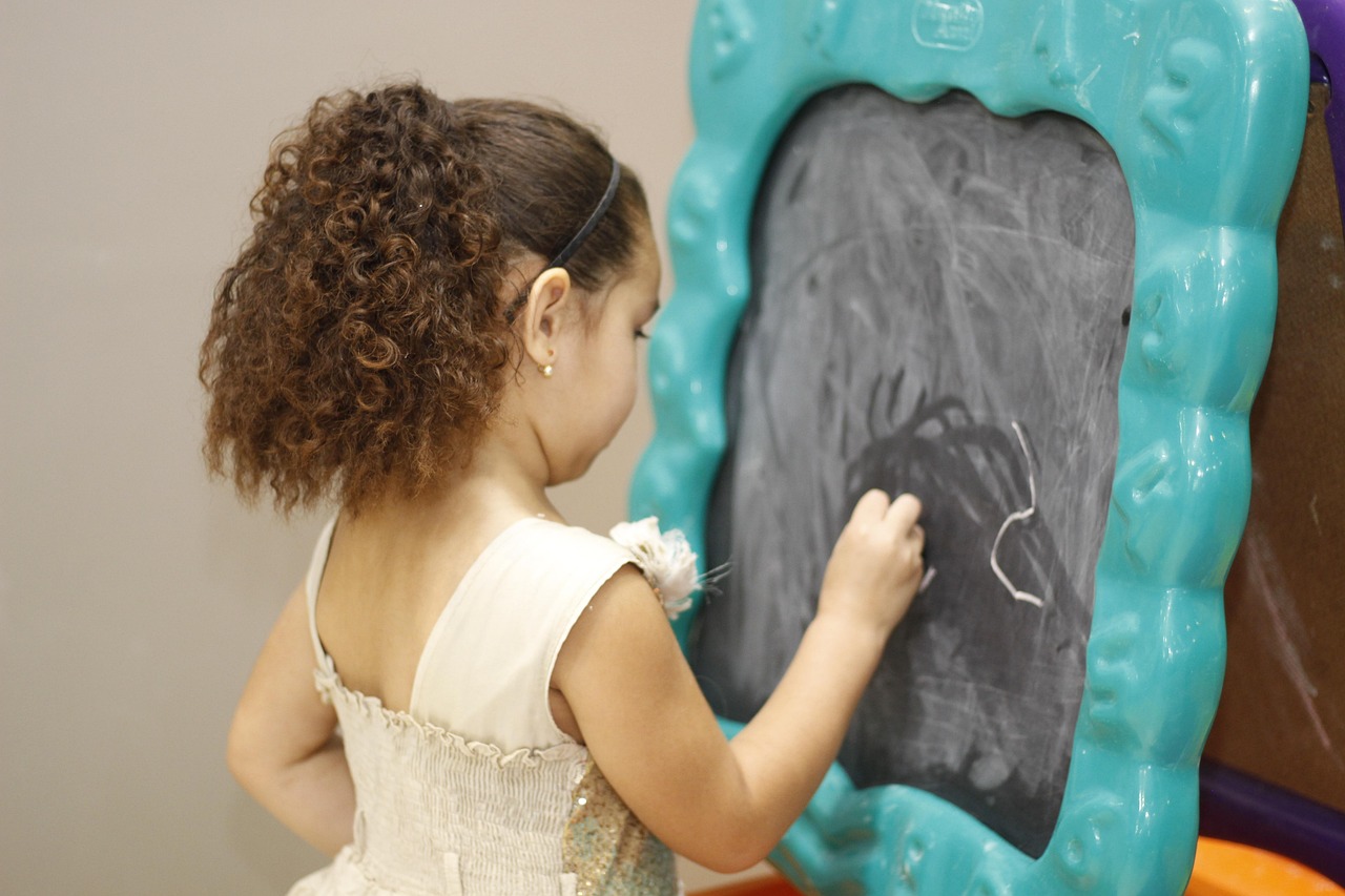 Board, chalk, kid — Why eladelantado Matters for Local News Coverage